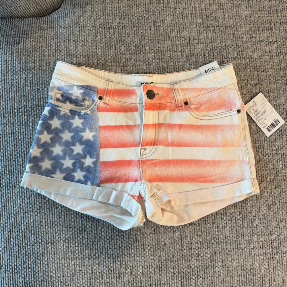 NWT never worn BDG Mid rise Alexa 5 pocket shortie 27 W